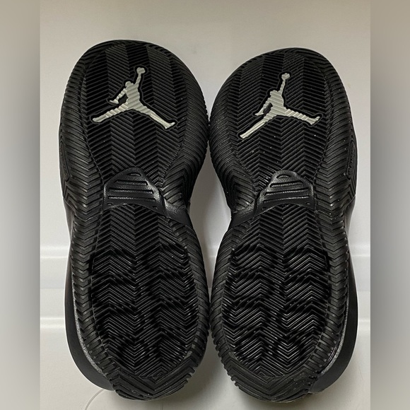 Jordan Stay Loyal 2 (GS) Black Metallic Silver SZ 6Y  DQ8398 001